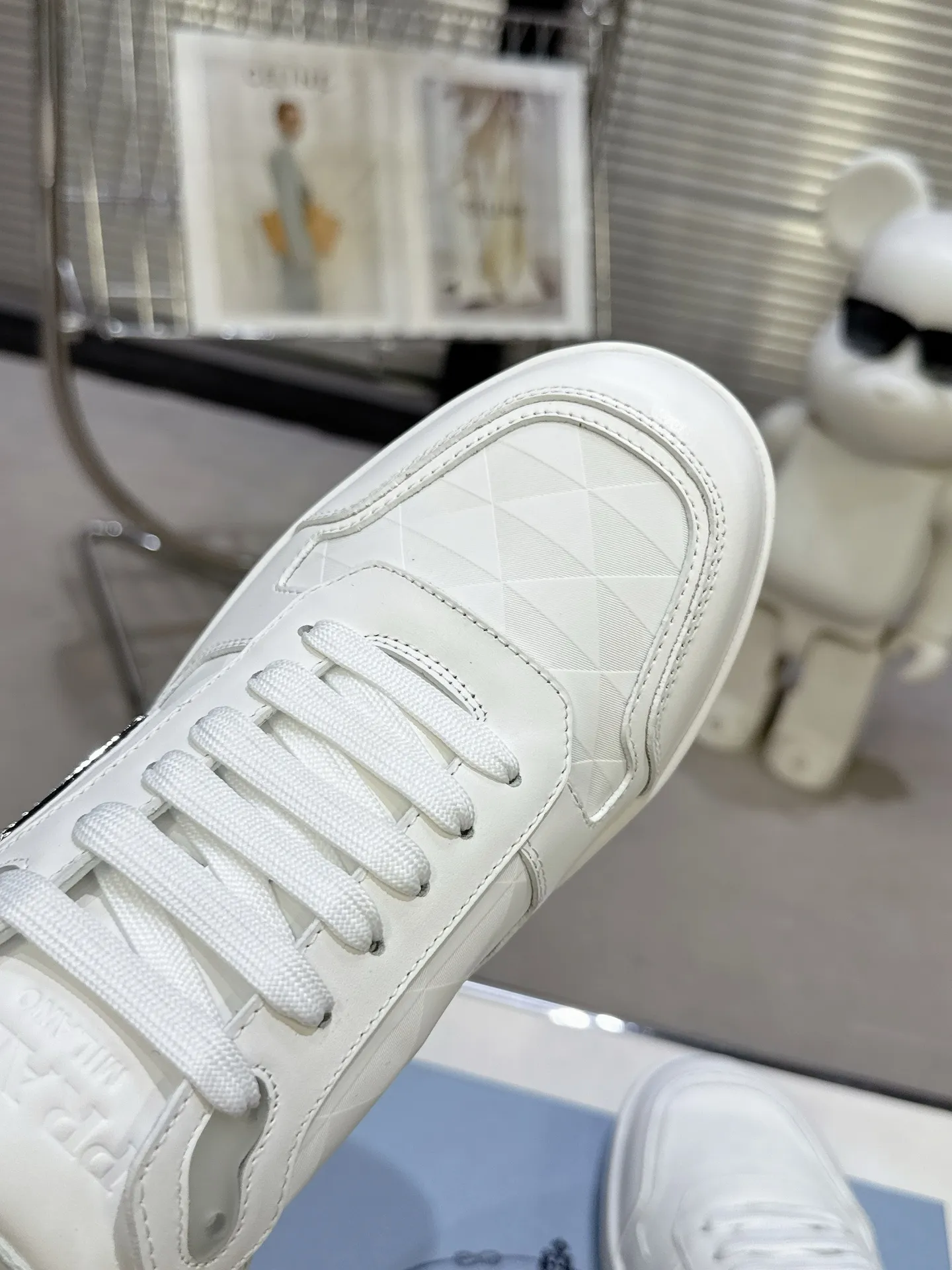 👟👟Ex-factory price 580👟👟 Couple style Prada Latest Downtown Bold series Triangle logo Casual sneakers White shoes Original purchase, development and production Downtown Bold sneakers are inspired by the basketball shoes of the 1980s, with a sporty design and exquisite details. Crafted from perforated leather, the statement platform sole provides a unique, modern style. The Prada logo is interpreted from different angles, decorated with the iconic enameled triangular metal logo, highlighting the unique classic style. Exquisite packaging at the delivery counter🛍📦 ▪️Fabric: Original custom imported first-layer cowhide ▪️Lining: Original imported soft sheepskin ▪️Outsole: Original open-molded rubber bottom material ▪️Size: Women's 35-40 Men's 39-45